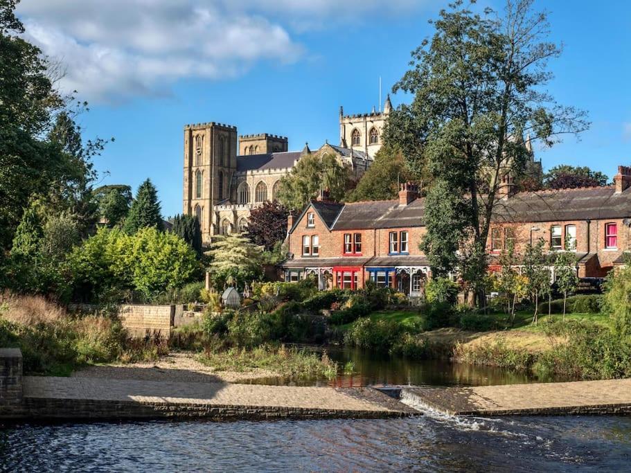 Lovely 4 Bedroom Edwardian Property On The River Ripon Exterior photo